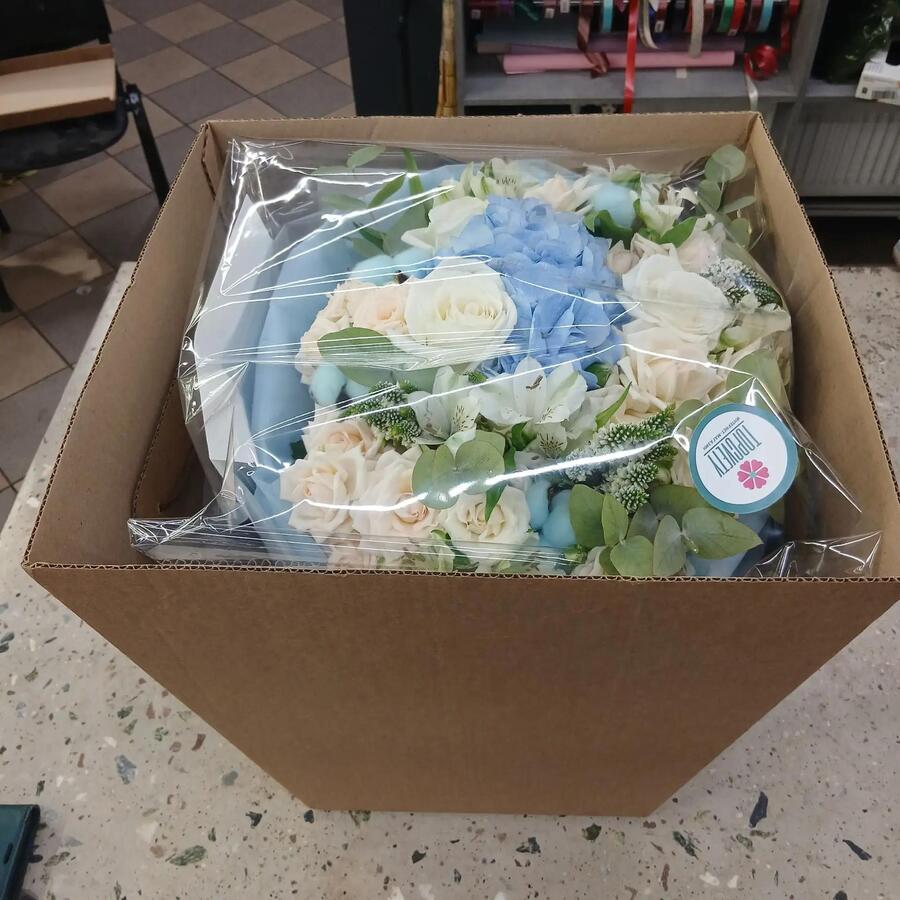 Процесс упаковки букета