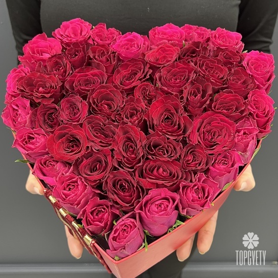 Композиция из 51 розовой розы в виде сердца