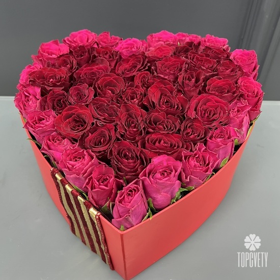 Композиция из 51 розовой розы в виде сердца