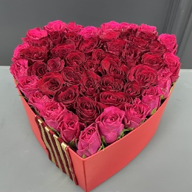 Композиция из 51 розовой розы в виде сердца