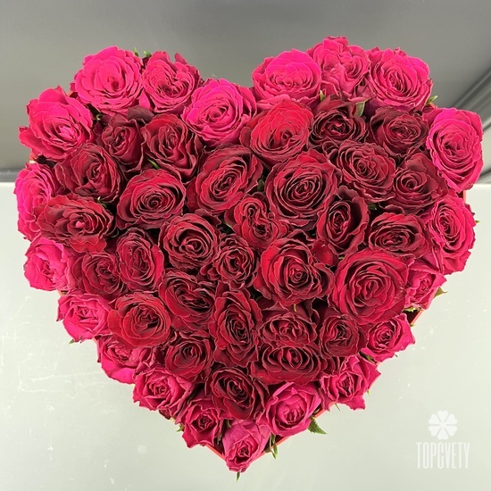 Композиция из 51 розовой розы в виде сердца