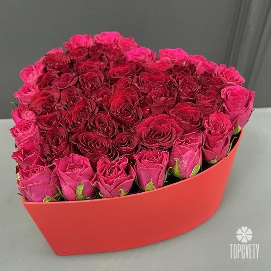 Композиция из 51 розовой розы в виде сердца