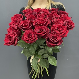 Букет из 25 красных роз Эксплорер 70см