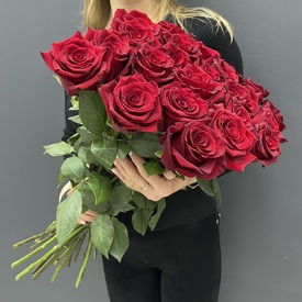 Букет из 25 красных роз Эксплорер 70см