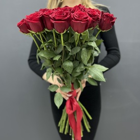 Букет из 25 красных роз Эксплорер 70см