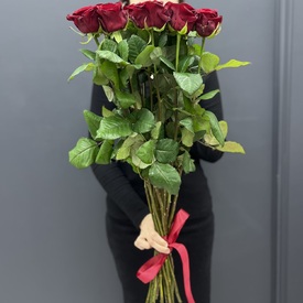 Букет из 15 красных роз Ред Наоми 70см