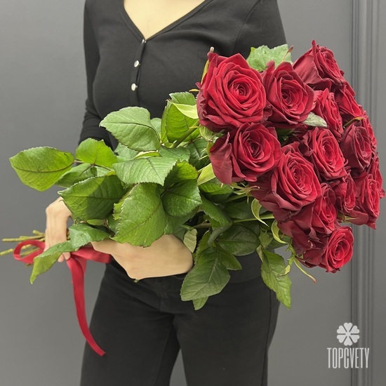 Букет из 15 красных роз Ред Наоми 70см