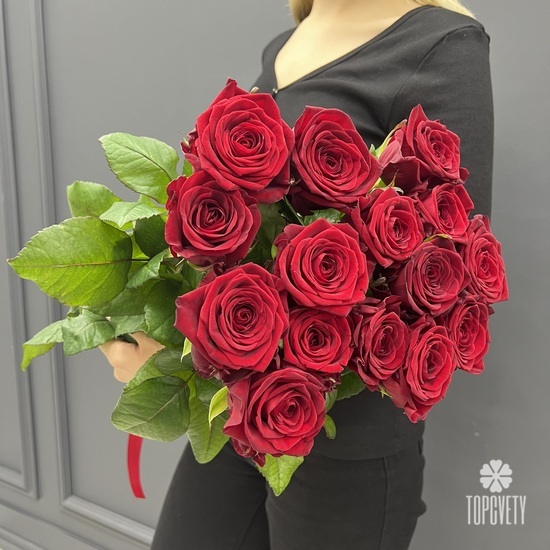 Букет из 15 красных роз Ред Наоми 70см