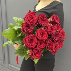 Букет из 15 красных роз Ред Наоми 70см