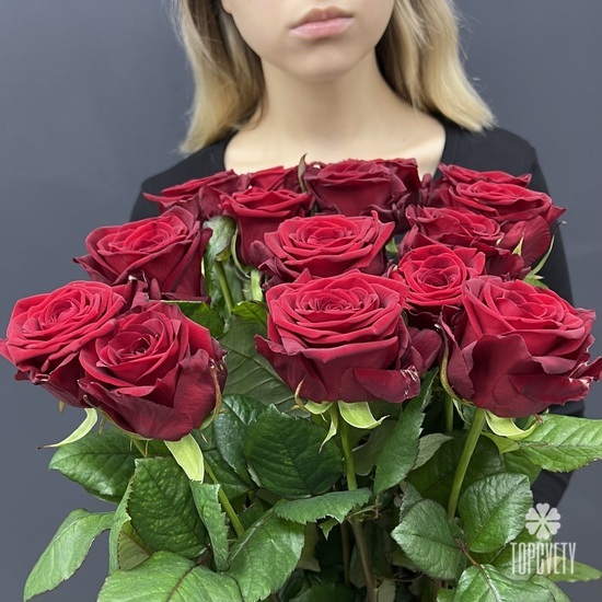 Букет из 15 красных роз Ред Наоми 70см