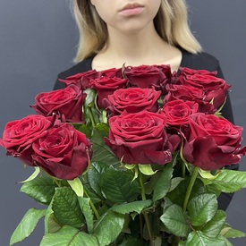 Букет из 15 красных роз Ред Наоми 70см