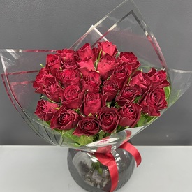 Букет из 25 красных роз Кения 40см