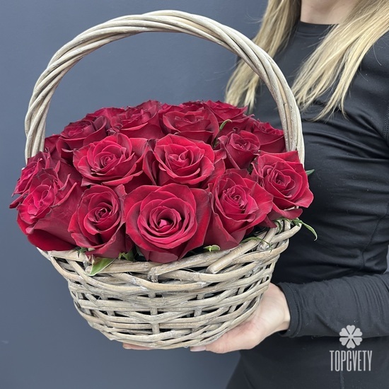 25 красных роз в корзине