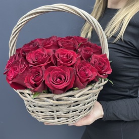 25 красных роз в корзине