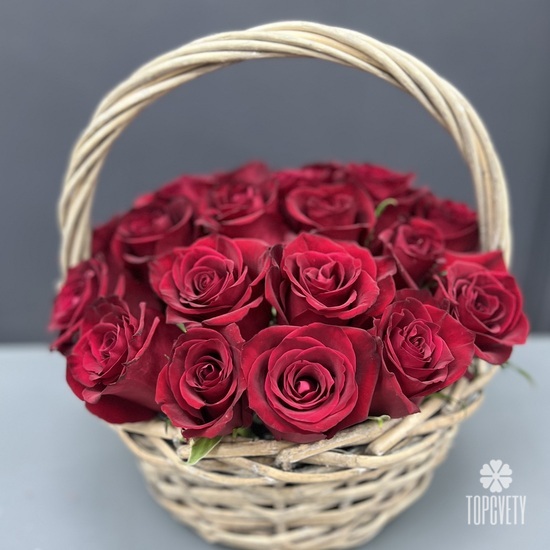 25 красных роз в корзине