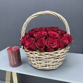 25 красных роз в корзине