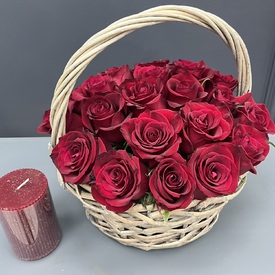 25 красных роз в корзине