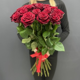 Букет из 25 красных роз Гранпри 70см