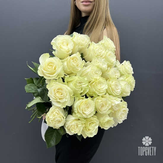 Букет из 25 белых роз длинных 