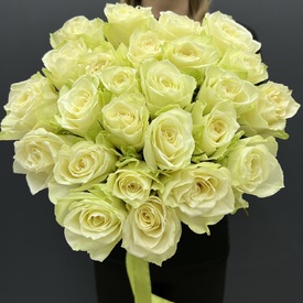 Букет из 25 белых роз Кения 40см