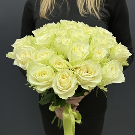 Букет из 25 белых роз Кения 40см