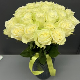 Букет из 25 белых роз Кения 40см