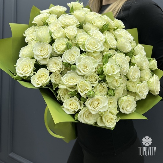 Букет из 25 белых роз кустовых роз 50см