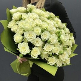 Букет из 25 белых роз кустовых роз 50см
