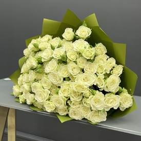 Букет из 25 белых роз кустовых роз 50см