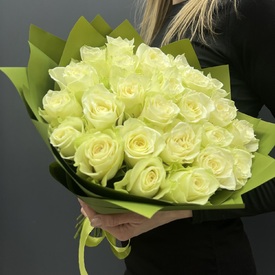 Букет из 25 белых роз 40 см