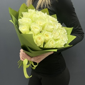 Букет из 25 белых роз 40 см