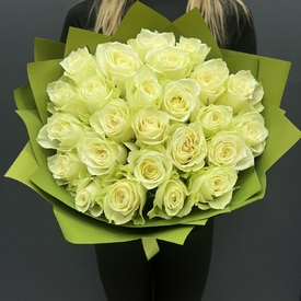 Букет из 25 белых роз 40 см