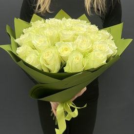 Букет из 25 белых роз 40 см