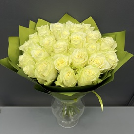 Букет из 25 белых роз 40 см