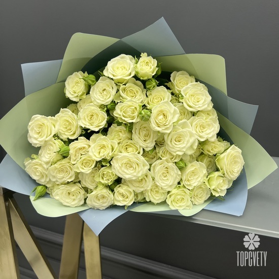 Букет из 15 кустовых белых роз 50см