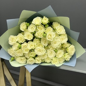Букет из 15 кустовых белых роз 50см