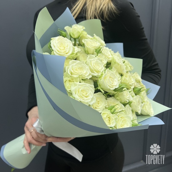 Букет из 15 кустовых белых роз 50см