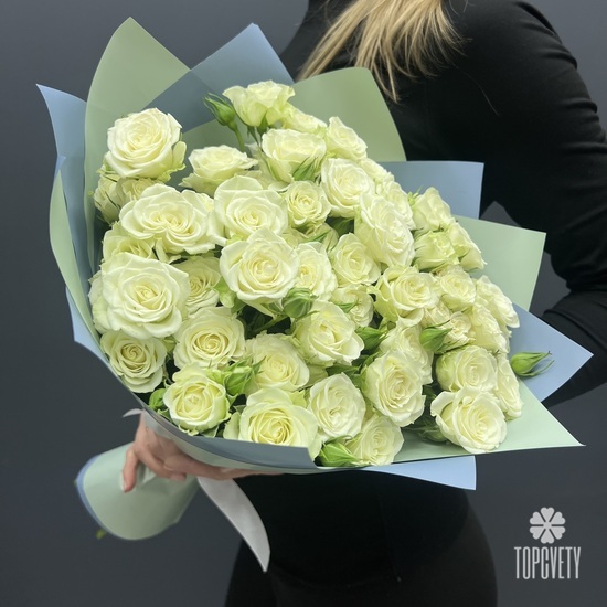 Букет из 15 кустовых белых роз 50см