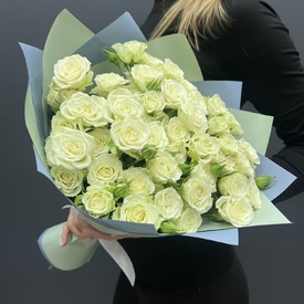 Букет из 15 кустовых белых роз 50см