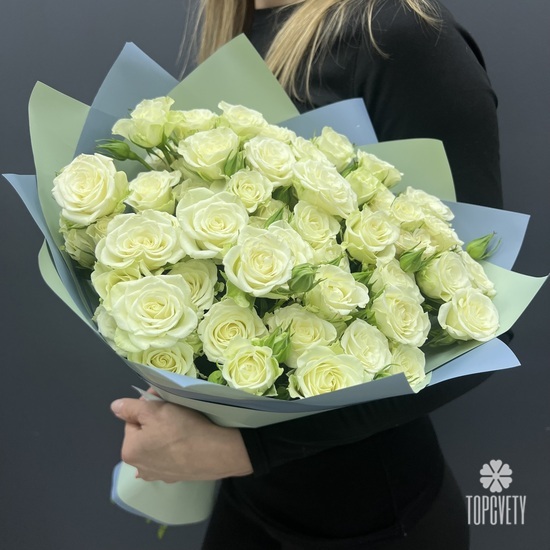 Букет из 15 кустовых белых роз 50см