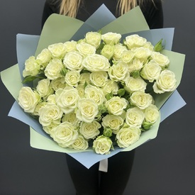 Букет из 15 кустовых белых роз 50см