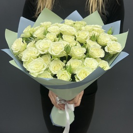 Букет из 15 кустовых белых роз 50см