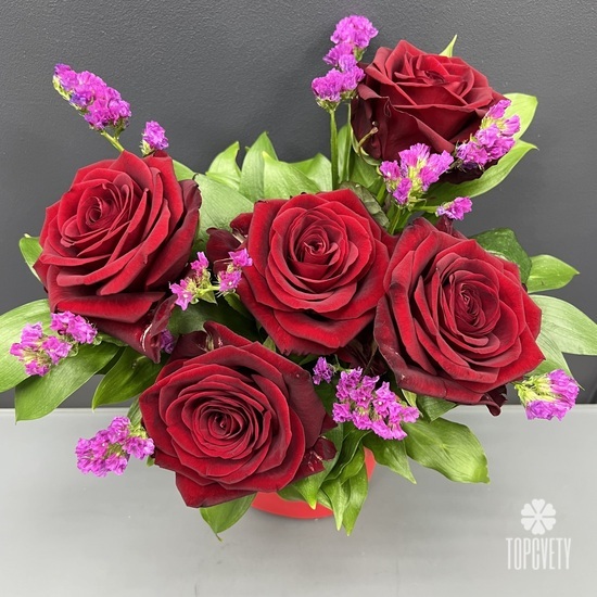 5 красных роз в коробке