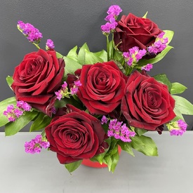 5 красных роз в коробке