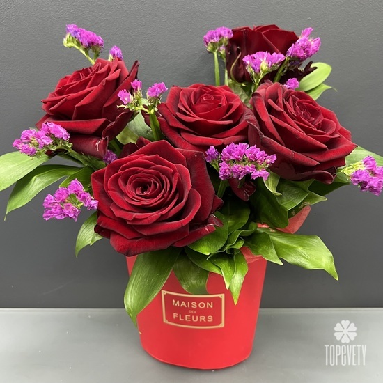 5 красных роз в коробке