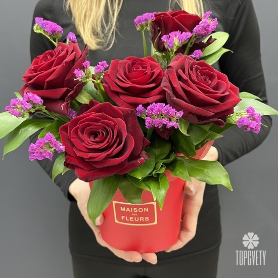 5 красных роз в коробке