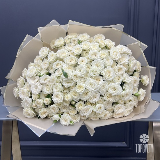 Букет из 101 белой кустовой розы в упаковке 50см