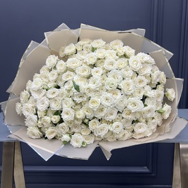 Букет из 101 белой кустовой розы в упаковке 50см