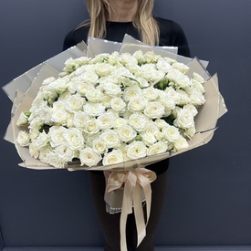 Букет из 101 белой кустовой розы в упаковке 50см