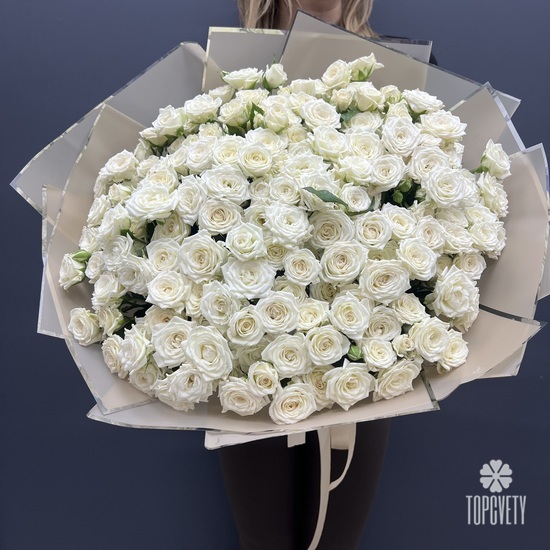Букет из 101 белой кустовой розы в упаковке 50см